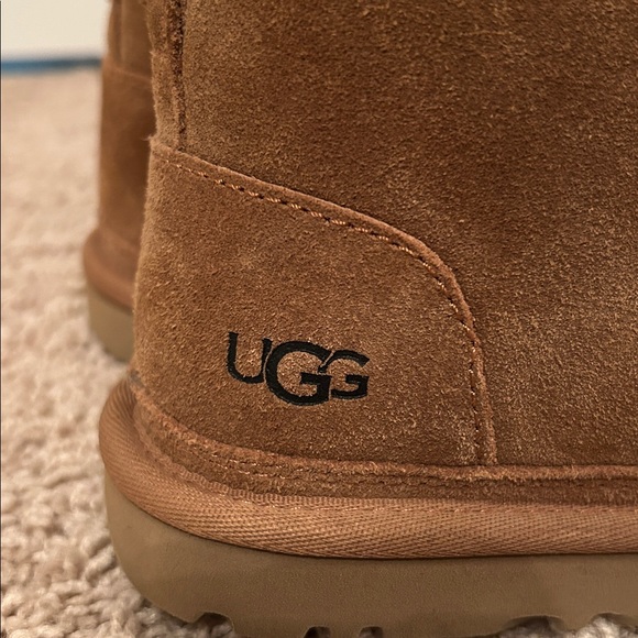 UGG Women’s Tan Suede Boots - Picture 2 of 5
